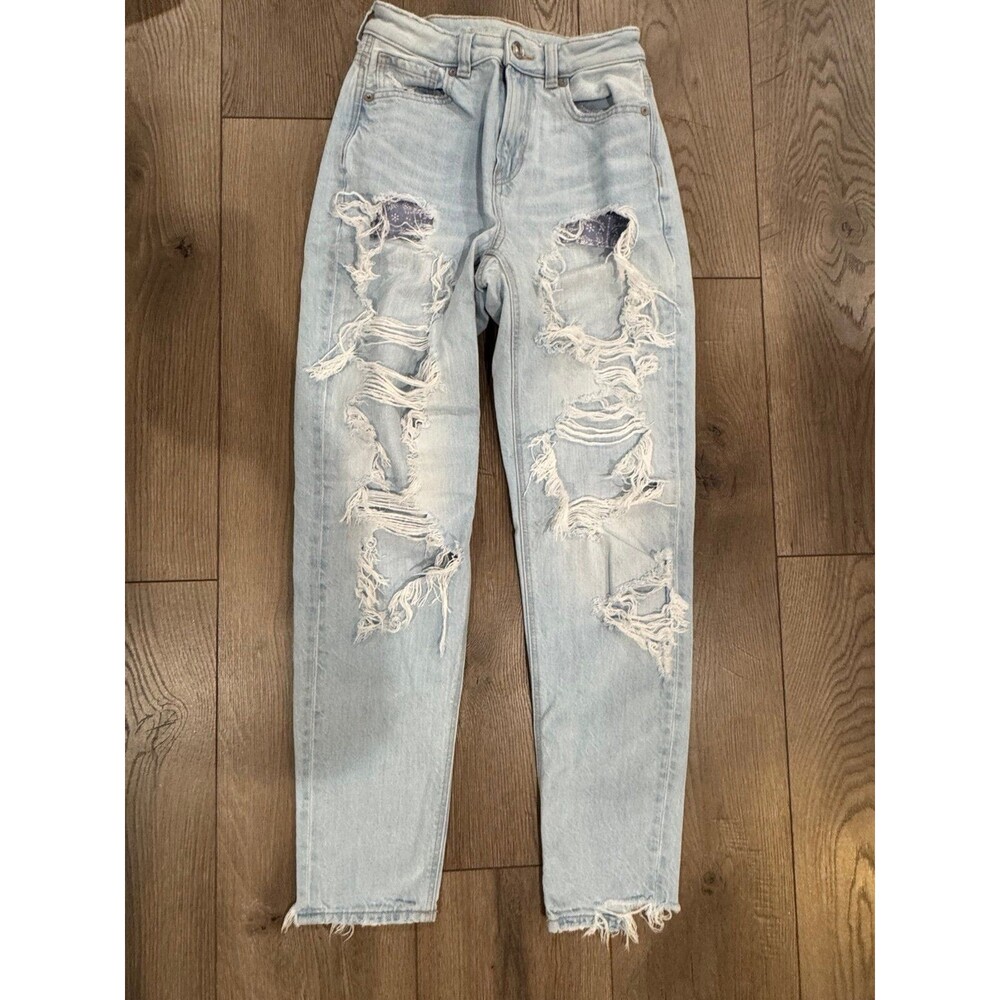 Women’s American Eagle Mom Ripped Light Wash Jeans High Waisted Size 00 R